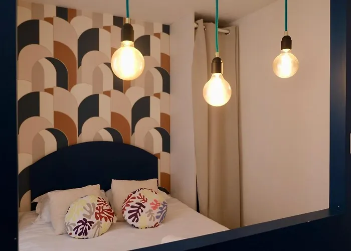 - Independant Avec Cour *