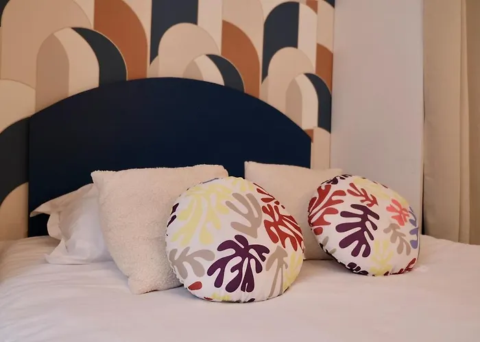 - Independant Avec Cour *